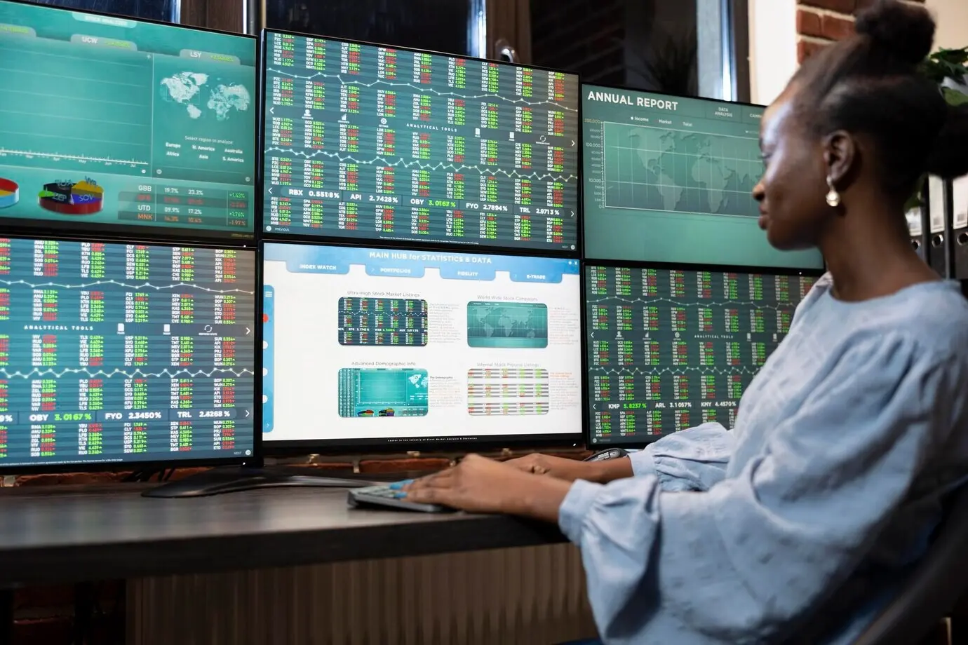 Женщина-инвестор отслеживает данные фондового рынка.